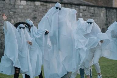 Дело в костюме: Люди массово наряжаются призраками ради флешмоба, а их обвиняют в расизме