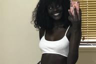 Девушка показала свои фото и удивила людей. Многие не верят, что кожа человека может быть такой темной