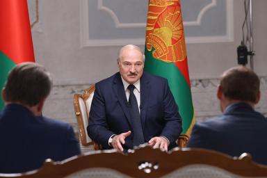 Лукашенко о молодежи:  Они наивно верят, что ради светлого будущего необходимо разрушить настоящее