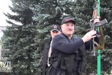 Лукашенко об автомате: Сажусь в вертолет. Но они же, сволочи-американцы, из космоса видят все