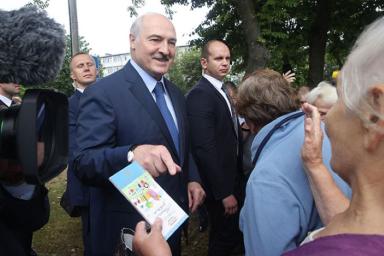Лукашенко: Омоновцы благородно поступили - охраняли людей. А те захлопнули в Красном костёле двери и не захотели оттуда выходить
