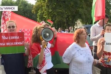 Сторонники Лукашенко устроили митинг возле посольства Польши: как это было 