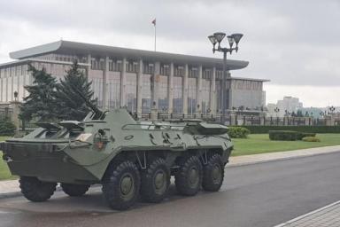 К резиденции Александра Лукашенко направлена бронетехника и спецтехника 