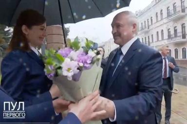 Лукашенко подарил девушкам зонтик: кадры