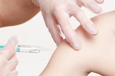 Названы сроки начала вакцинации от COVID-19 в Беларуси российским препаратом