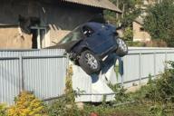 Эпичное ДТП в Украине: полицейский на BMW снес светофор и повис на заборе