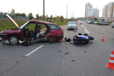 Жесткое столкновение авто и мотоцикла в Гродно: водителя из авто доставали спасатели