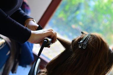 В Минске суд обязал салон выплатить клиентке компенсацию за испорченные волосы