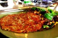 Быстро, вкусно и просто: готовим картофельные драники с курицей