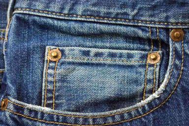 Специалисты рассказали, кому опасно носить джинсы с высокой талией