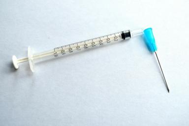 Заболел еще один участник испытания вакцины против COVID-19 AstraZeneca