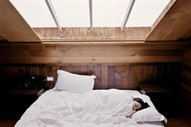 Ученые рассказали о преимуществах сна на левом боку