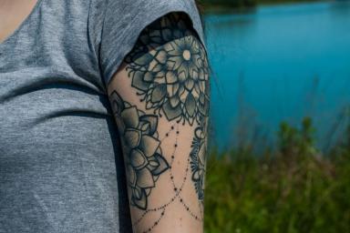 Ученые рассказали, как татуировки сказываются на работе потовых желез
