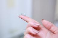 Девушка неправильно надевала линзы и ослепла на один глаз 