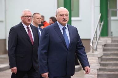 Лукашенко призвал молодежь видеть, что скрыто за популистскими лозунгами