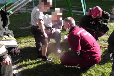 В Светлогорске сотрудники МЧС спасли мальчика, который застрял в железной горке