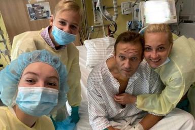 Алексей Навальный опубликовал первое селфи после комы