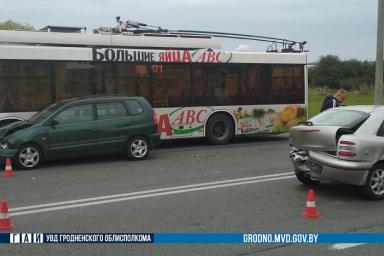 Троллейбус и две легковушки столкнулись в Гродно: пострадала 25-летняя девушка