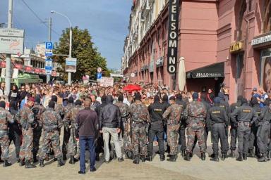 Чиновники предложили белорускам не стоять на улице, а заняться бытом