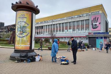 Грибы – рубль, цветы – 10 рублей. Что и почем можно купить на стихийном рынке в Минске