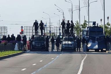 Протестующие вплотную подошли к кордону силовиков у резиденции Лукашенко, прозвучали взрывы