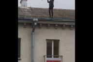 Мужчина на крыше в центре Минска «удочкой» вылавливал БЧБ-флаг