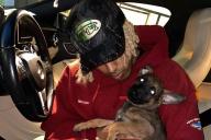 Девушка бросила в парня щенка из-за его цвета кожи. Но на этом история не закончилась