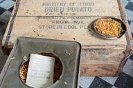 Мужчина обнаружил на работе привет из прошлого и решил попробовать его на вкус