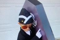 Косплей удался: Родители одели сына в гробовщика на Хеллоуин