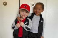 Шутка генетики: У женщины родились близнецы, но никто не верит, что они родные братья