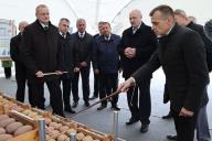 Лукашенко-комбайнерам: Я погоду вам привез на небольшое время, потом, конечно, дожди пойдут