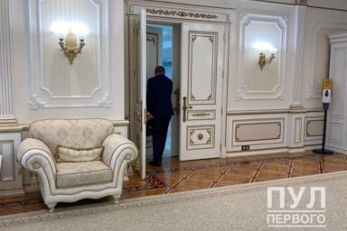 Лукашенко проводит непубличные встречи во Дворце независимости