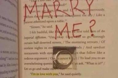 Романтика или вандализм: Девушка увидела в книге предложение выйти замуж, но это взбесило ее
