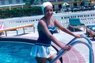 Внук оцифровал фото бабушки из юности и доказал, что она может преподать урок современным моделям