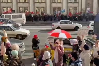 В центре Минска столкнулись пенсионеры, которые против Лукашенко и за него: вот что там произошло 