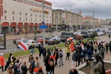 Студенты встали на колени, женщины гуляют с цветами: что происходит в Минске 17 октября