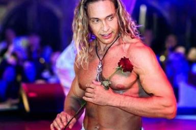 После скандала с изменой Тарзан поднял ценник своего стриптиза 