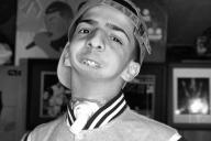 Парень родился без нижней челюсти, но это не помешало ему стать рэпером