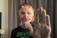 Мужчина сделал пирсинг и перестал быть похож на человека