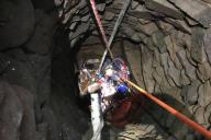  Настоящий портал в прошлое: Мужчина провалился в люк в доме, но увиденное его удивило