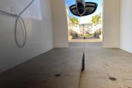 Оптическая иллюзия: Парень отполировал свою машину так, что она исчезла