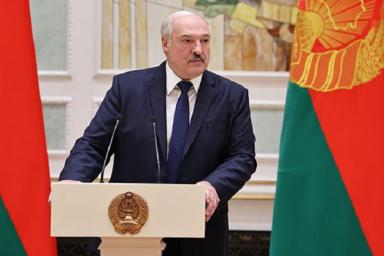 Нас долбали со всех сторон. Обстановка бешеная: Лукашенко о трудностях 2020-го года