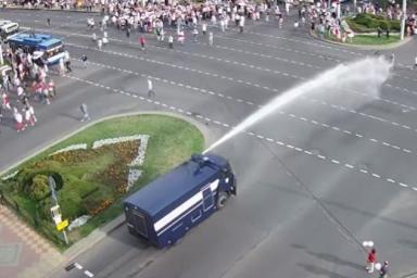 В Минске мужчина на протесте вырвал гидронасос у водомета: милиция его задержала 