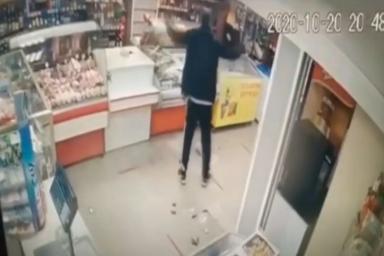 В Бобруйске пьяный мужчина разгромил продуктовый магазин