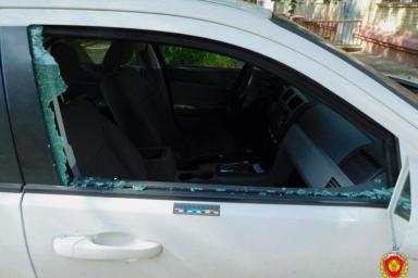 В Бобруйске мужчина разбил стекла в 12 автомобилях