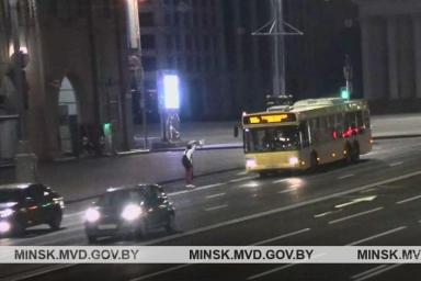 В Минске нетрезвый парень пытался заблокировать проспект и чуть не попал под машину