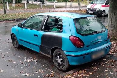 Житель Солигорска обиделся на коллегу и отомстил, разбив стекло в ее машине