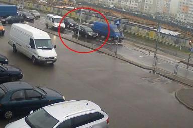 Под Минском пьяный водитель уснул за рулем в ожидании зеленого сигнала светофора – кадры