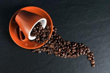 Медики назвали время суток, когда пить кофе смертельно опасно