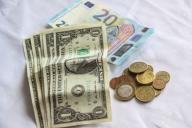 Белорусский рубль вновь уступил доллару и евро. Курсы валют на 28 октября
